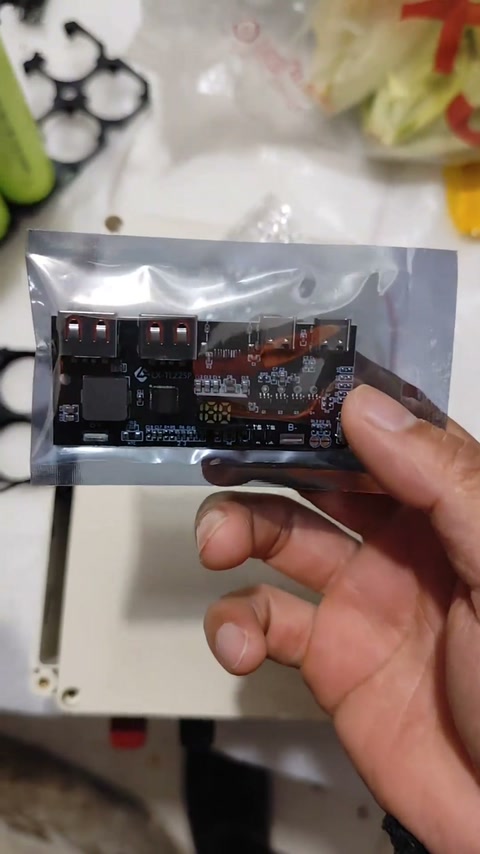有粉丝问阿威兹UF20B能不能直接叠铜，我说应该不行，他说客服说可以，得加助焊剂。好吧，你不相信我那你之后不要问我，视频放这里了，自己看，点焊机是橱窗里面那款阿威兹UF20B,升级6号点焊笔，直接叠铜，和镍片打底叠铜的效果。另外发现有粉丝镍片打底都没搞明白……主要是把充电宝改成了30000ma的了，就是爽歪歪
