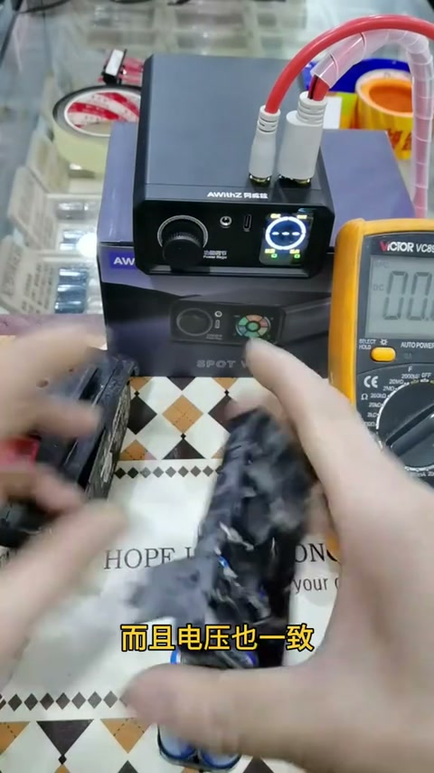 阿威兹便携锂电池点焊机 用阿威兹便携锂电池点焊机组装电动工具电池包