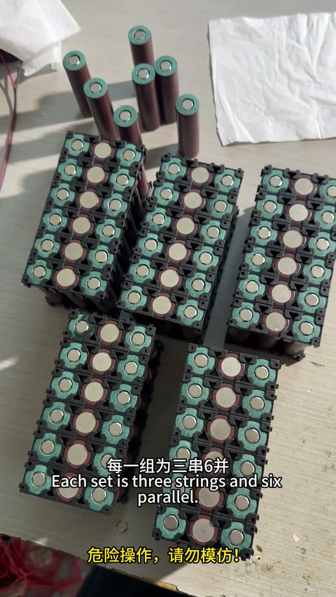 第42集 | 用收纳盒改装成太阳能充电户外移动电源？ 自己动手用一个普通的收纳盒，来制作成有趣又实用的多功能太阳能充电的户外移动电源！简直太实用啦