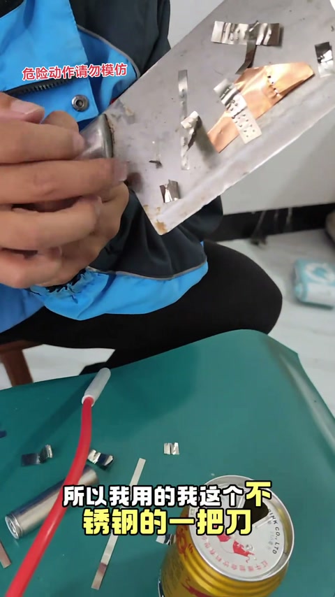 说实在的这款点焊机我是没玩明白，9.9个档，焊0.1镍片只需要1.5档到1.8档就够了！我没玩明白的东西，你们还跟着买，服了呀